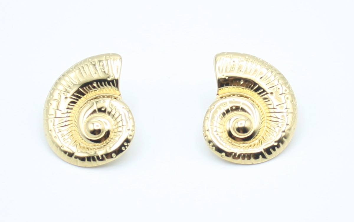 Pendientes Orilla acero inoxidable  dorado diseño inspirado en una caracola con relieve, acabado brillante, cierre de presión tipo mariposa. - DELACABRA 