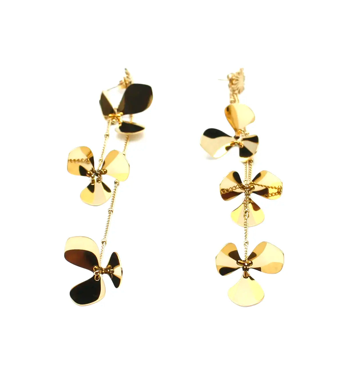Pendientes largos Petal Bloom con flores de pétalos curvos y acabado oro brillante. Acero amable con la piel DELACABRA.
