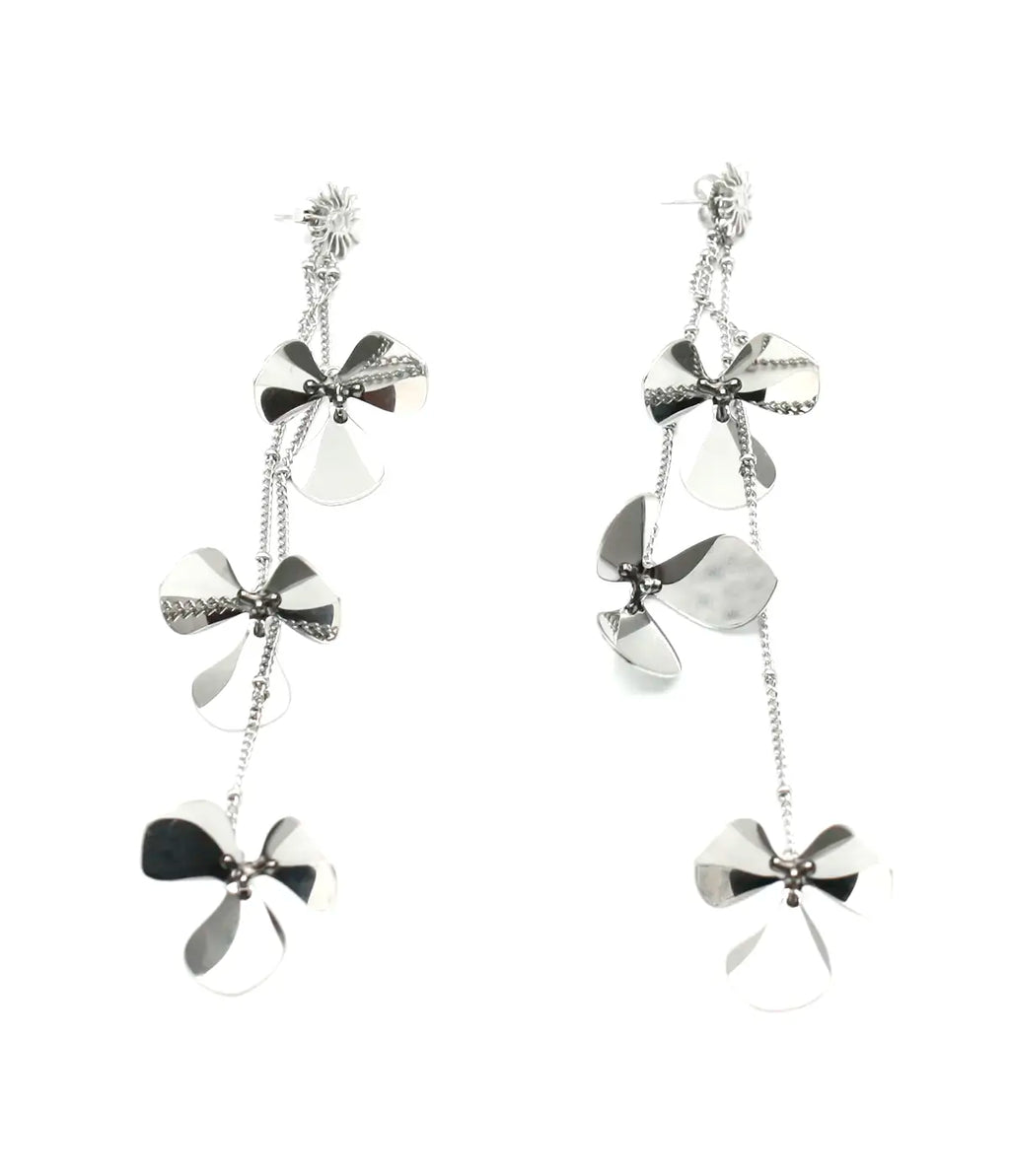 Pendientes plateados con cierre a presión Petal Bloom con flores de acero y caída asimétrica DELACABRA.