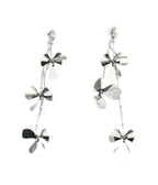 Pendientes plateados con cierre a presión Petal Bloom con flores de acero y caída asimétrica DELACABRA.