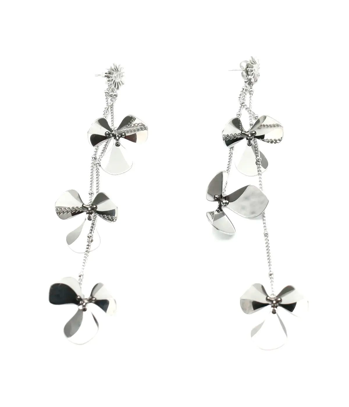 Pendientes plateados con cierre a presión Petal Bloom con flores de acero y caída asimétrica DELACABRA.