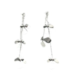 Pendientes plateados Petal Bloom con flores de acero y caída asimétrica. Joyería amable con la piel de DELACABRA.