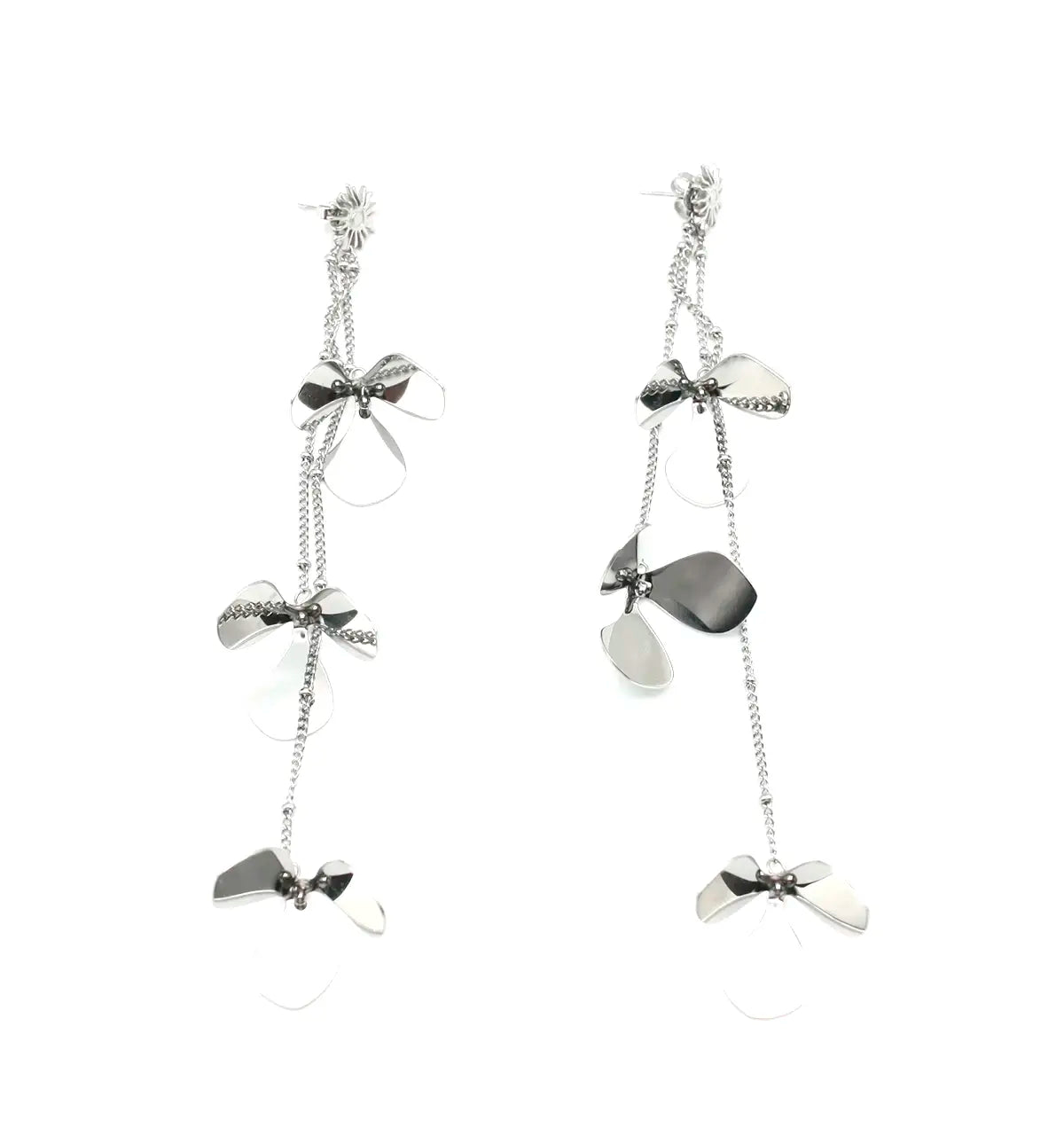 Pendientes plateados Petal Bloom con flores de acero y caída asimétrica. Joyería amable con la piel de DELACABRA.