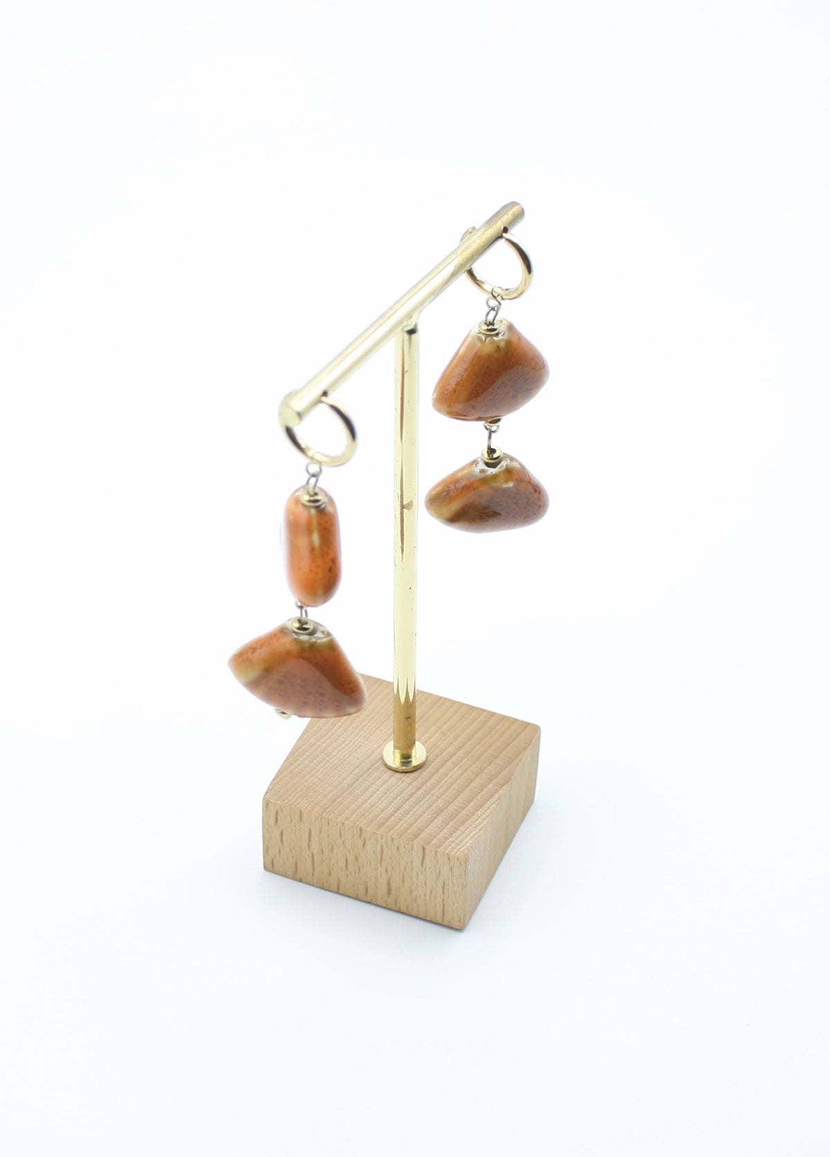Pendientes Teula acero inoxidable dorado y cerámica, perfectos para dar un toque natural y distintivo a tu look, hipoalergénico y durables. - DELACABRA