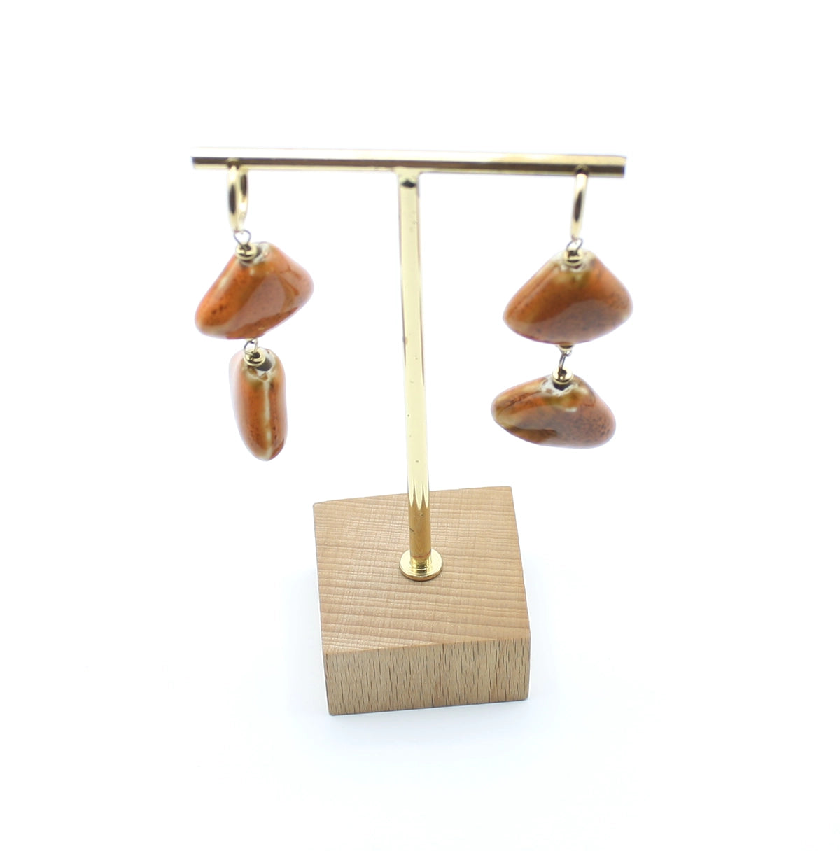 Pendientes Teula acero inoxidable dorado y cerámica, diseño bohemio y elegante, formado por un aro que sostienen dos piezas de cerámica en relieve, unidos por eslabones de acero que aprtan movimento y ligereza. - DELACABRA
