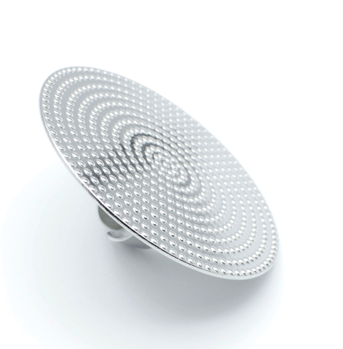 Anillo ajustable SHIELD de DELACABRA en acero inoxidable, con diseño circular texturizado en forma de ondas concéntricas y acabado brillante.