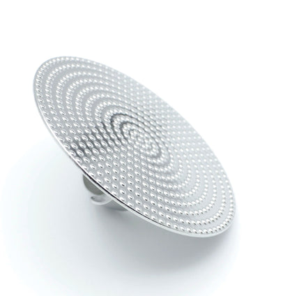 Anillo ajustable SHIELD de DELACABRA en acero inoxidable, con diseño circular texturizado en forma de ondas concéntricas y acabado brillante.