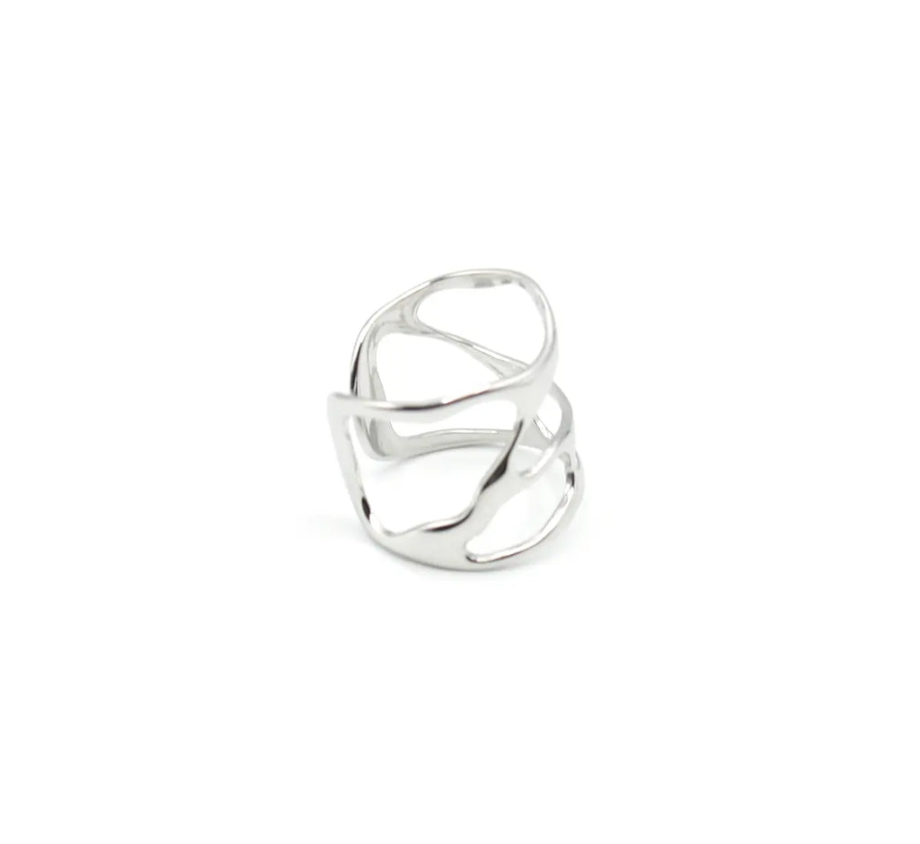 Primer plano de la banda abierta del anillo Coralina dorado. Accesorio ajustable y resistente al agua DELACABRA.