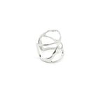 Primer plano de la banda abierta del anillo Coralina dorado. Accesorio ajustable y resistente al agua DELACABRA.