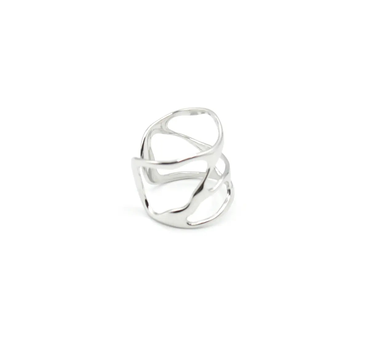 Primer plano de la banda abierta del anillo Coralina dorado. Accesorio ajustable y resistente al agua DELACABRA.
