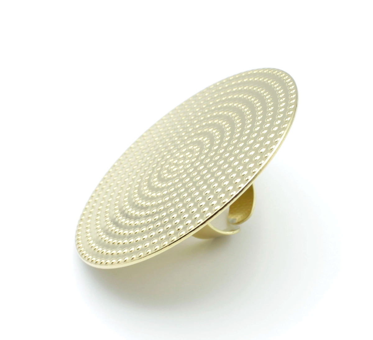 Anillo dorado SHIELD de DELACABRA, diseño ajustable en acero inoxidable con patrón de ondas concéntricas en relieve y acabado brillante, vista en ángulo