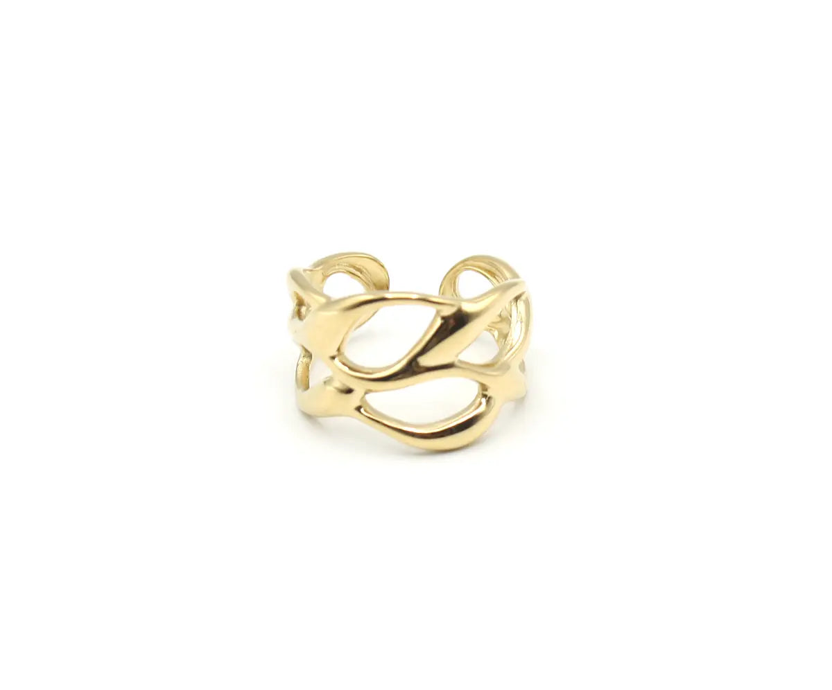 Anillo ajustable Duna de acero dorado con diseño orgánico entrelazado. Street style, amable con la piel y waterproof  DELACABRA.