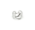 Anillo de acero plateado con diseño calado de líneas orgánicas entrelazadas. Joyería hipoalergénica y resistente al agua DELACABRA.