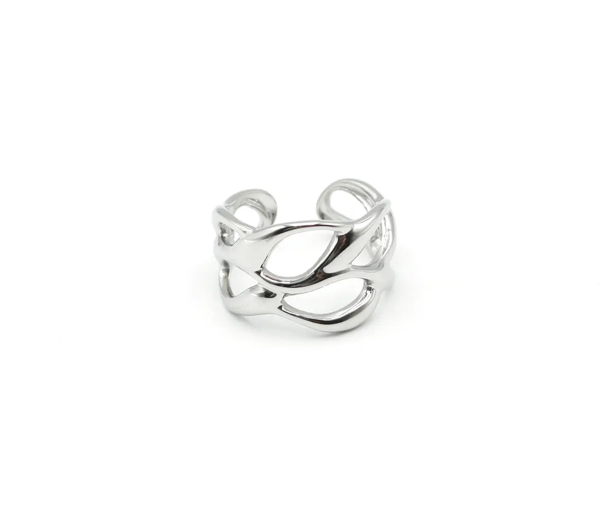 Anillo de acero plateado con diseño calado de líneas orgánicas entrelazadas. Joyería hipoalergénica y resistente al agua DELACABRA.