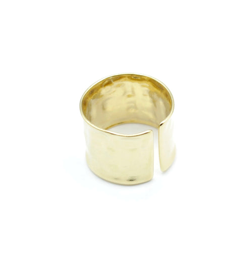 Anillo ancho ajustable en acero dorado con textura martillada y diseño abierto al frente, visto desde el cierre
