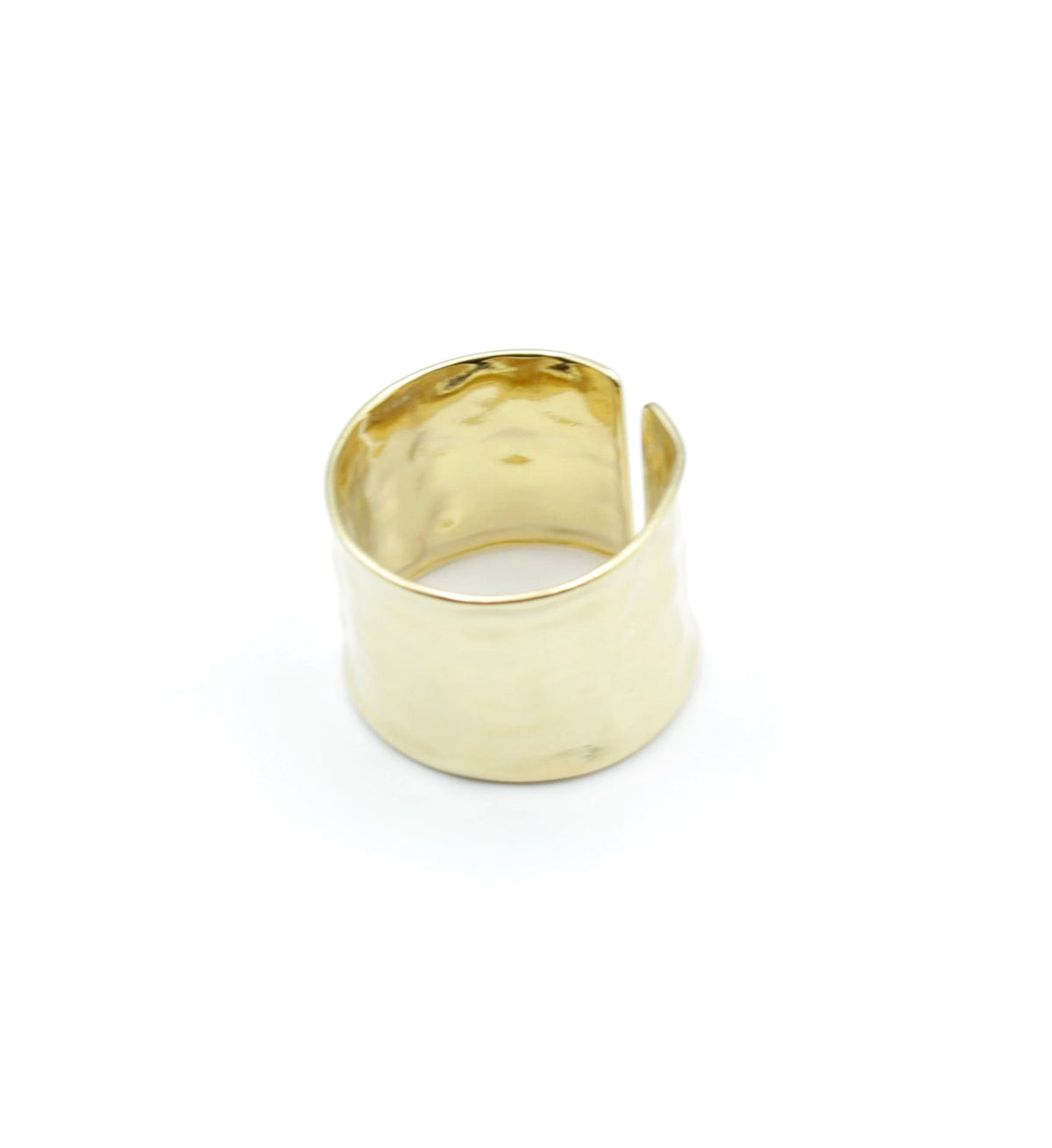 Anillo ancho de acero dorado con acabado martillado y apertura ajustable, visto desde arriba