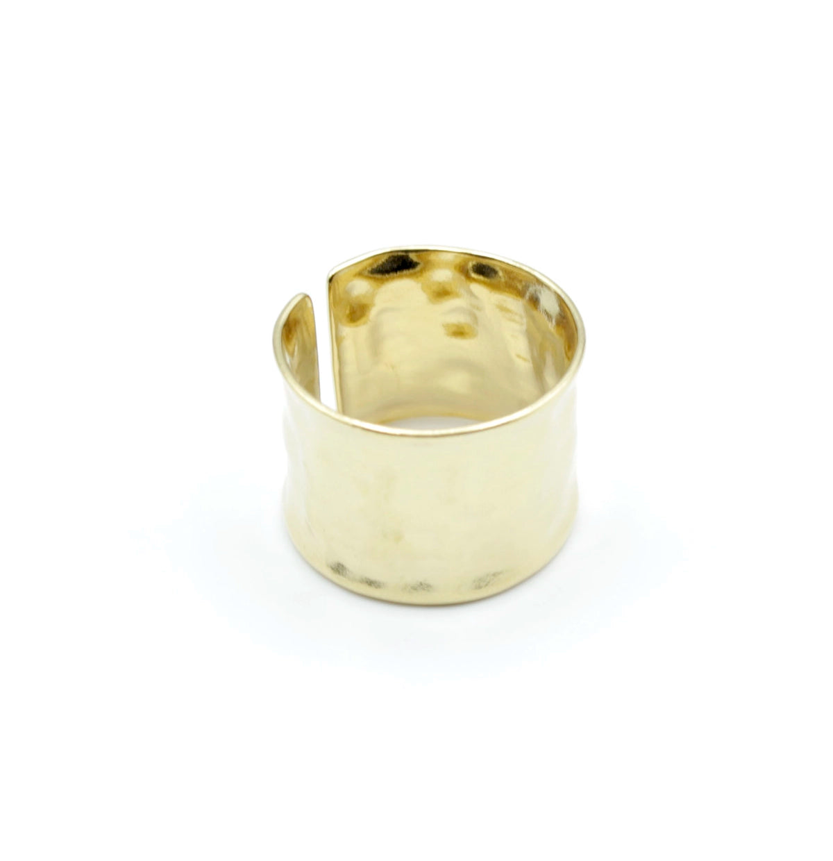 Anillo ancho ajustable en acero dorado con acabado martillado y forma cilíndrica abierta al frente