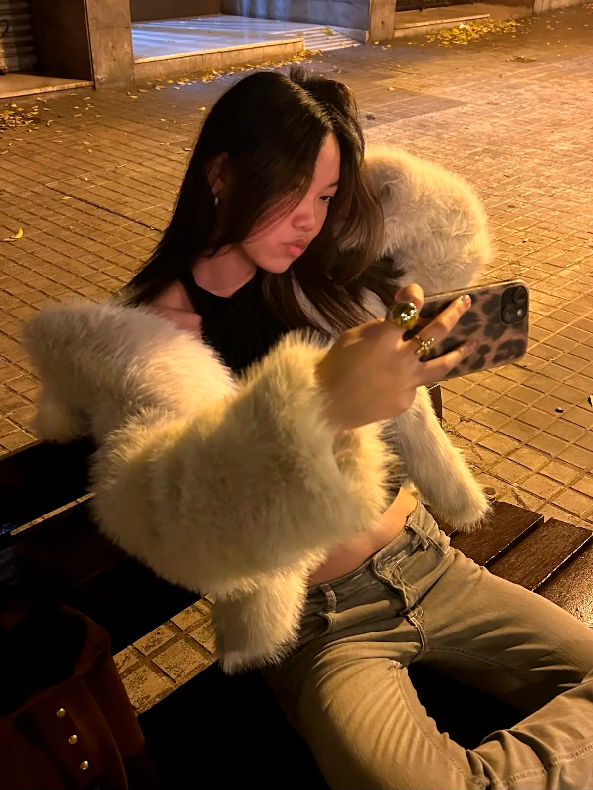 Mujer en la calle con vestido moderno usando anillos de delacabra, estilo moderno y descomplicado. Delacabra