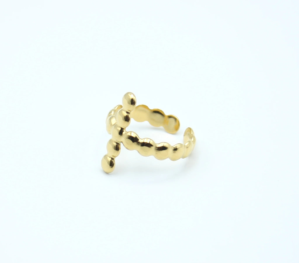 Vista lateral del anillo Chiara dorado, fabricado en acero inoxidable hipoalergénico y resistente - DELACABRA