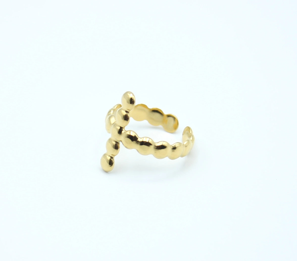 Vista lateral del anillo Chiara dorado, fabricado en acero inoxidable hipoalergénico y resistente - DELACABRA