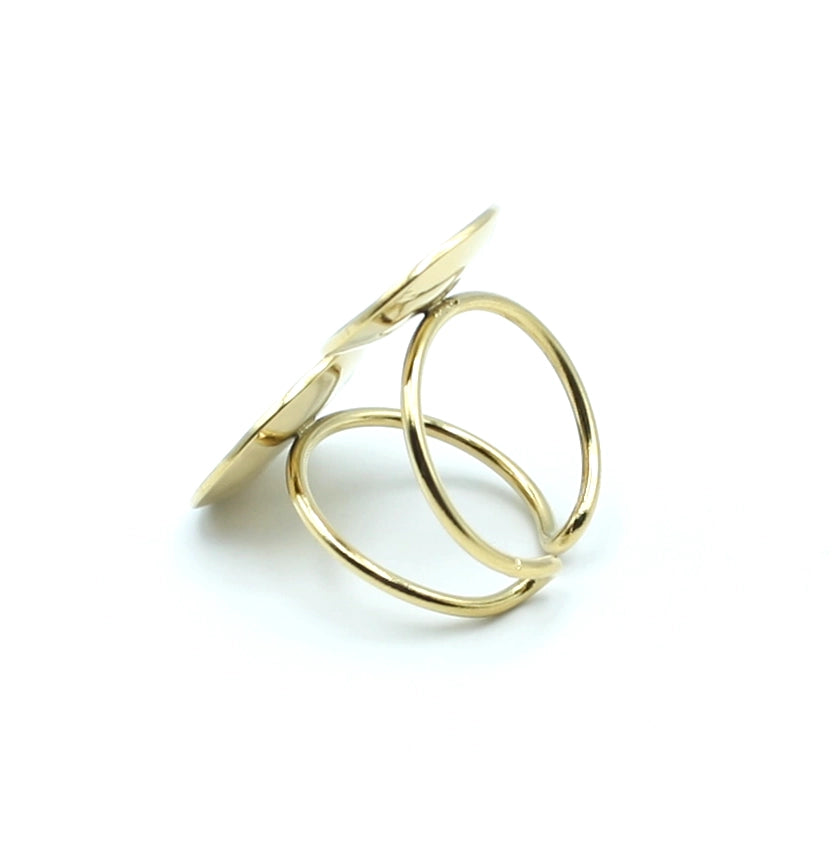 Anillo Cleopatra hecho de acero inoxidable dorado con un diseño de vanguardía, durabilidad y estilo, vista posterior - DELACABRA