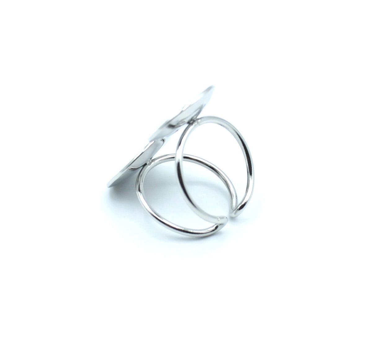 Anillo Cleopatra hecho de acero inoxidable plateado con un diseño de vanguardía, durabilidad y estilo. vista posterior - DELACABRA