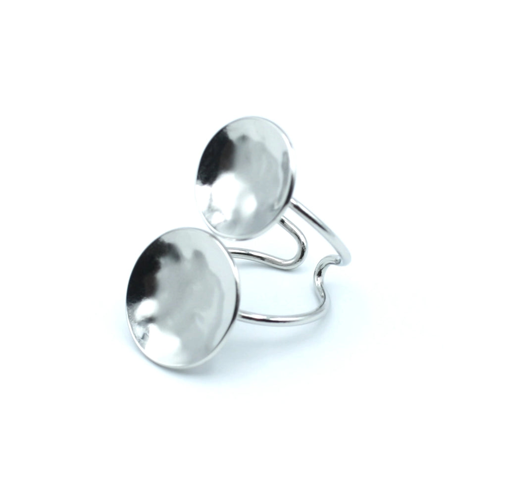 Anillo Cleopatra hecho de acero inoxidable plateado con un diseño de vanguardía, durabilidad y estilo. vista izquierda- DELACABRA