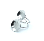 Anillo Cleopatra hecho de acero inoxidable plateado con un diseño de vanguardía, durabilidad y estilo. vista izquierda- DELACABRA