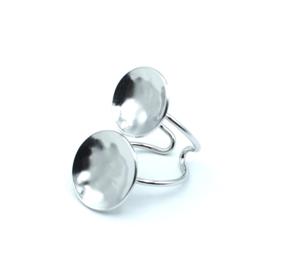 Anillo Cleopatra hecho de acero inoxidable plateado con un diseño de vanguardía, durabilidad y estilo. vista izquierda- DELACABRA