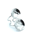 Anillo Cleopatra hecho de acero inoxidable plateado con un diseño de vanguardía, durabilidad y estilo- DELACABRA