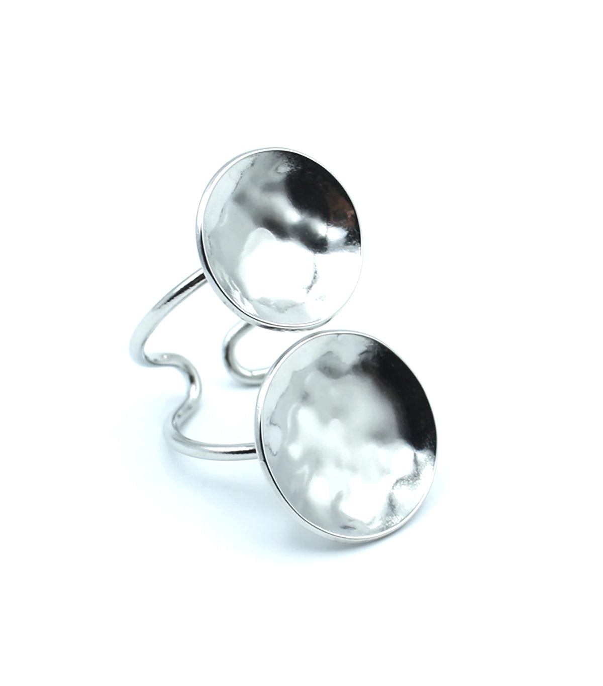 Anillo Cleopatra hecho de acero inoxidable plateado con un diseño de vanguardía, durabilidad y estilo- DELACABRA