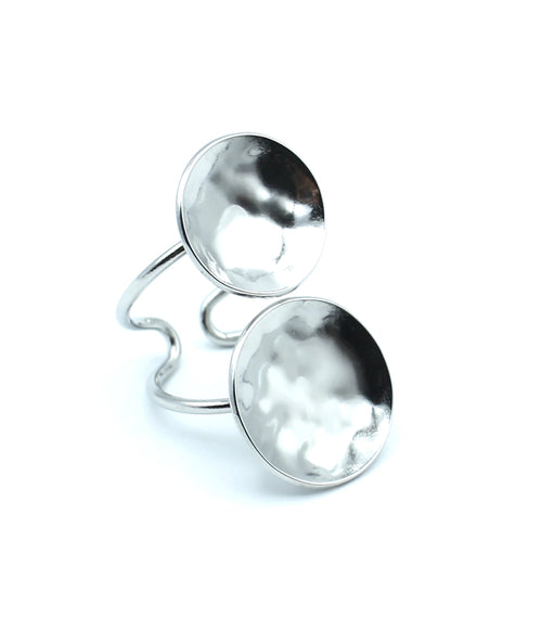 Anillo Cleopatra hecho de acero inoxidable plateado con un diseño de vanguardía, durabilidad y estilo- DELACABRA