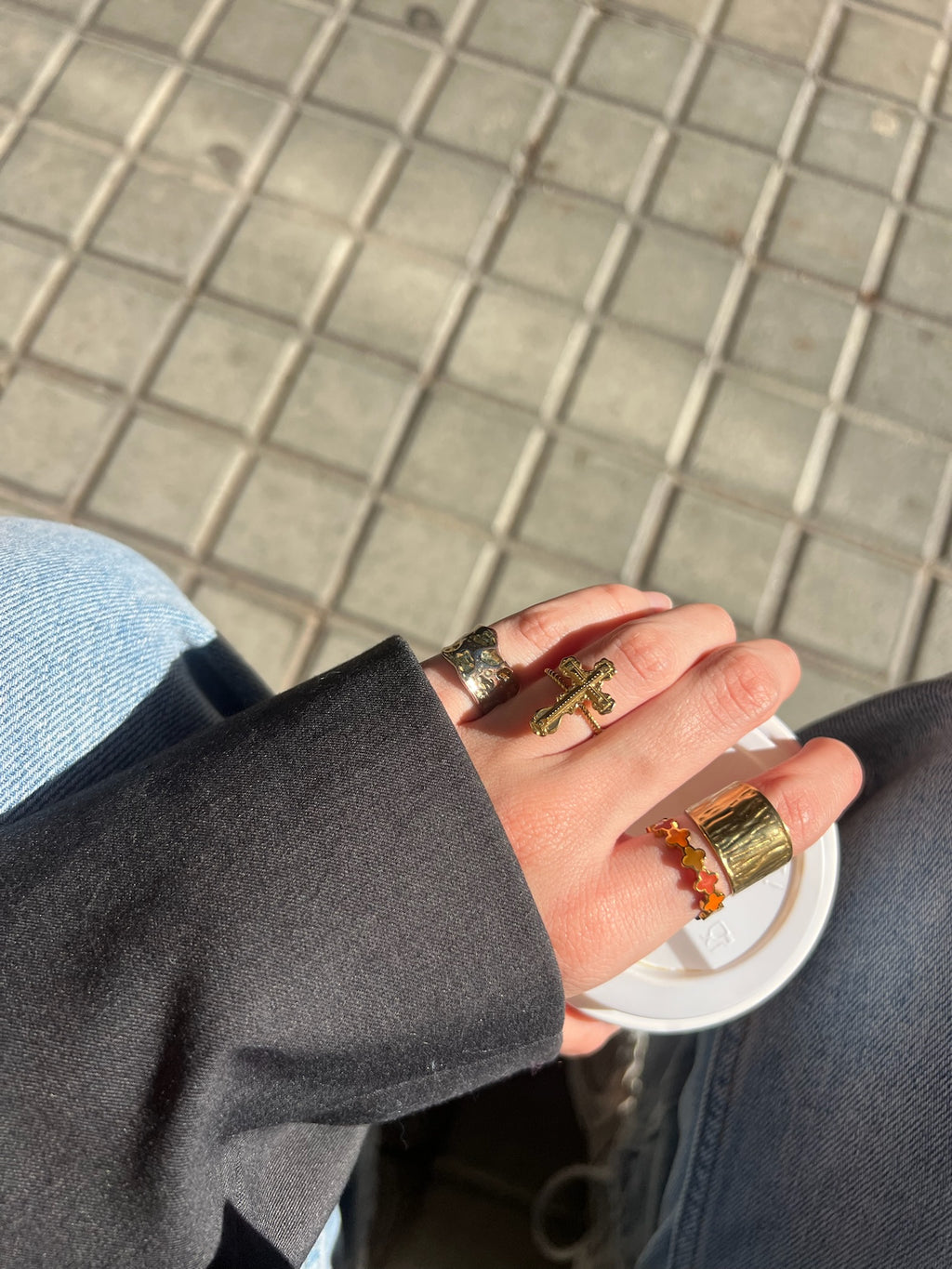 Anillo Coffee marca delacabra, acero inxidable ajustable dorado con colores marrón en diferentes tonos, modelo combinando varios anillos de delacabra