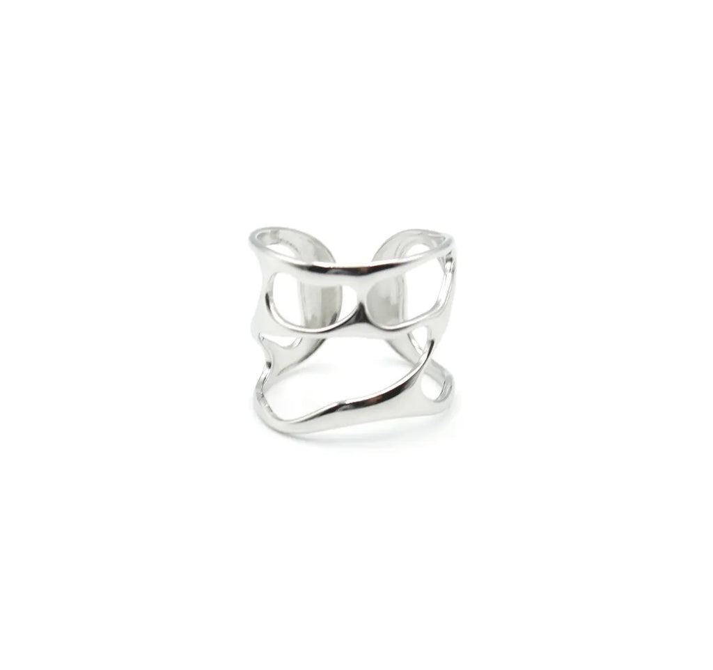 Anillo dorado Coralina con  ramificaciones naturales. Joya street style, amable con la piel waterproof DELACABRA.