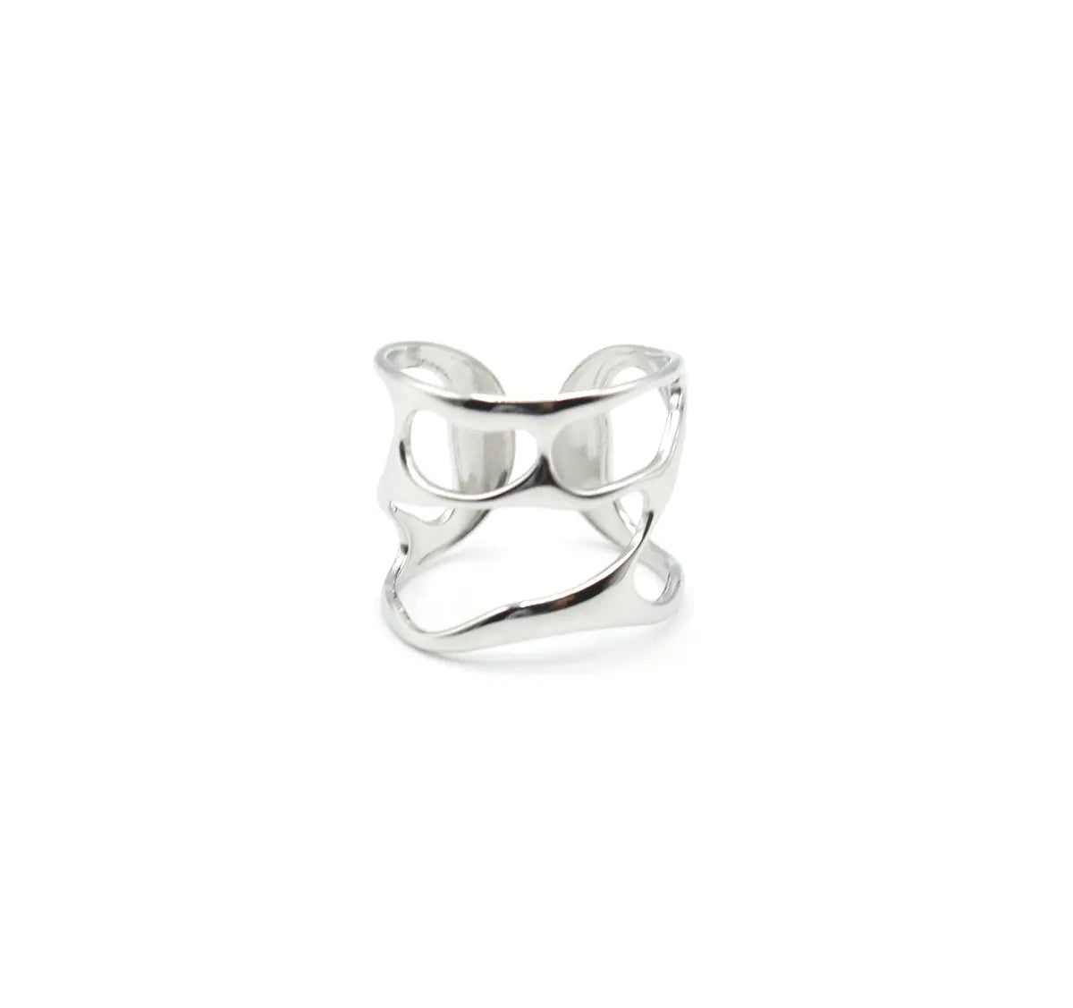 Anillo dorado Coralina con  ramificaciones naturales. Joya street style, amable con la piel waterproof DELACABRA.