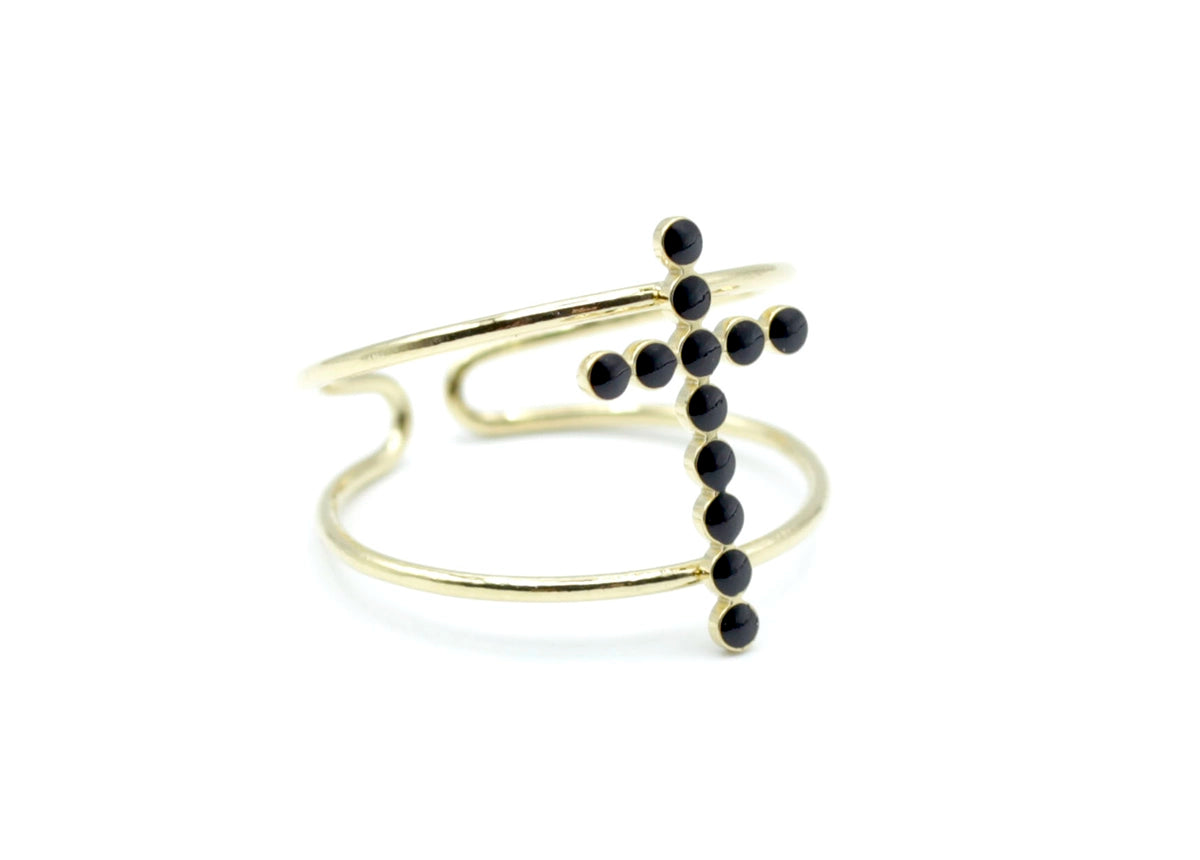 Vista frontal del anillo CROSS MY HEART de DELACABRA en acabado dorado, con diseño de doble aro ajustable y cruz de pequeñas piedras negras