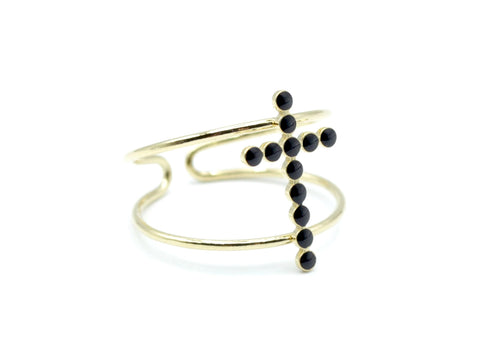 Vista frontal del anillo CROSS MY HEART de DELACABRA en acabado dorado, con diseño de doble aro ajustable y cruz de pequeñas piedras negras