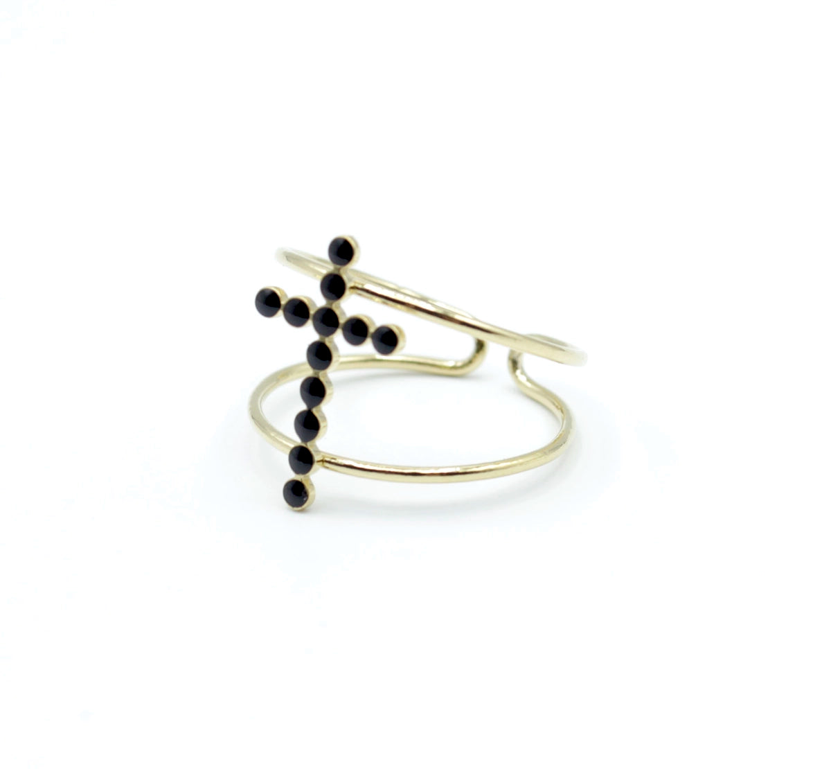 Anillo CROSS MY HEART de DELACABRA en acero inoxidable dorado, diseño ajustable con doble aro y cruz frontal compuesta por pequeñas piedras negras.