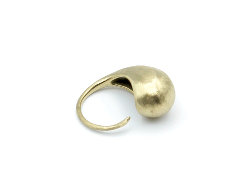 Anillo DROP de DELACABRA en acero inoxidable dorado, diseño ajustable con forma de gota fluida y acabado mate cepillado.