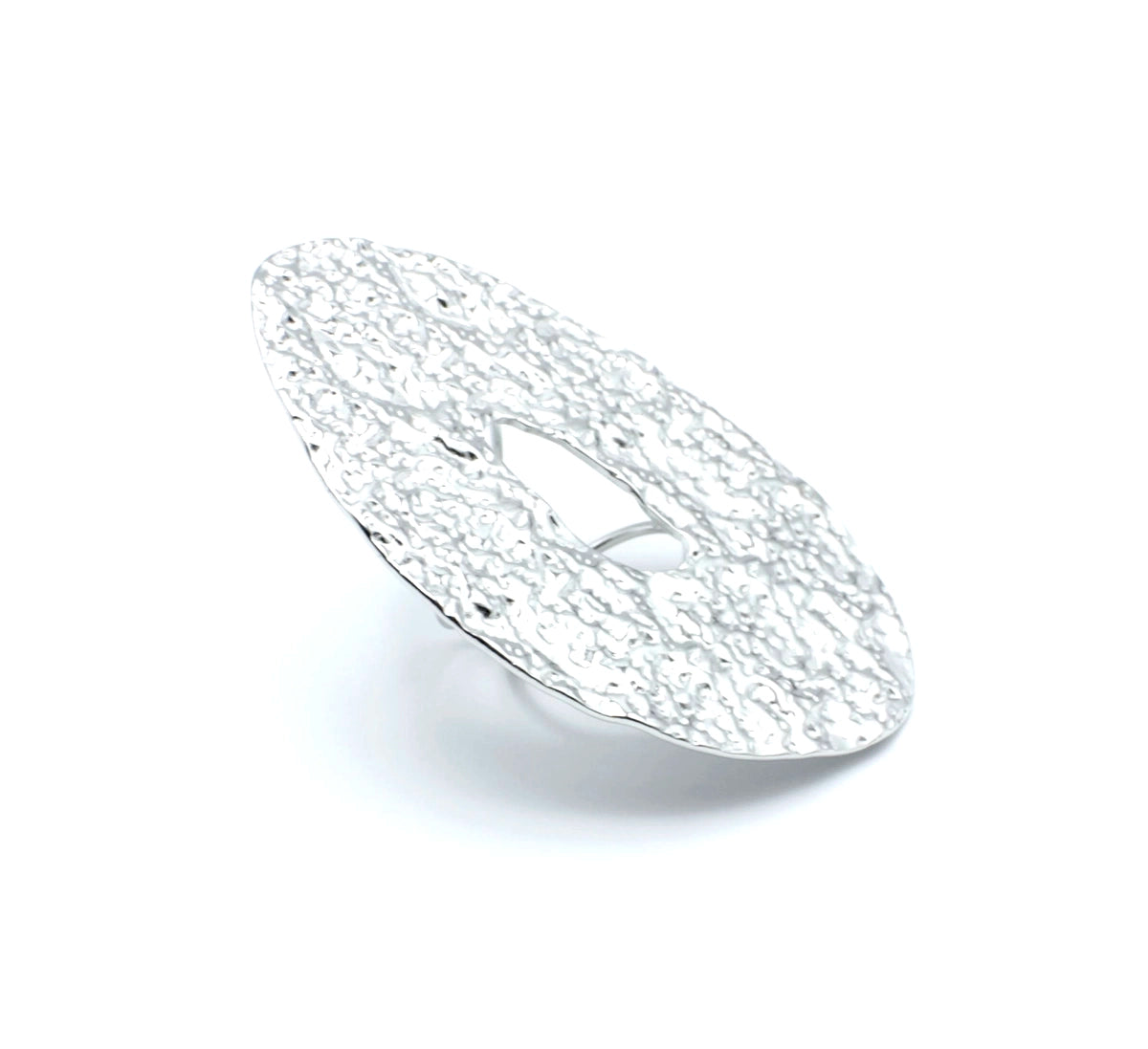 Anillo ajustable GLOOM de DELACABRA en acero inoxidable plateado, con forma ovalada, textura martillada orgánica y abertura central, vista en ángulo