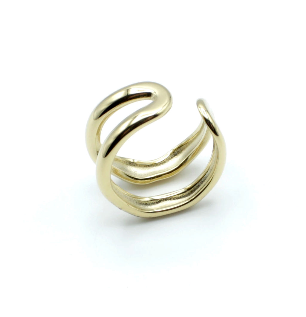 Vista lateral del anillo dorado Double Trouble de acero inoxidable con acabado brillante y diseño de doble banda curvada y ajustable