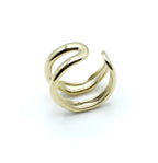 Vista lateral del anillo dorado Double Trouble de acero inoxidable con acabado brillante y diseño de doble banda curvada y ajustable