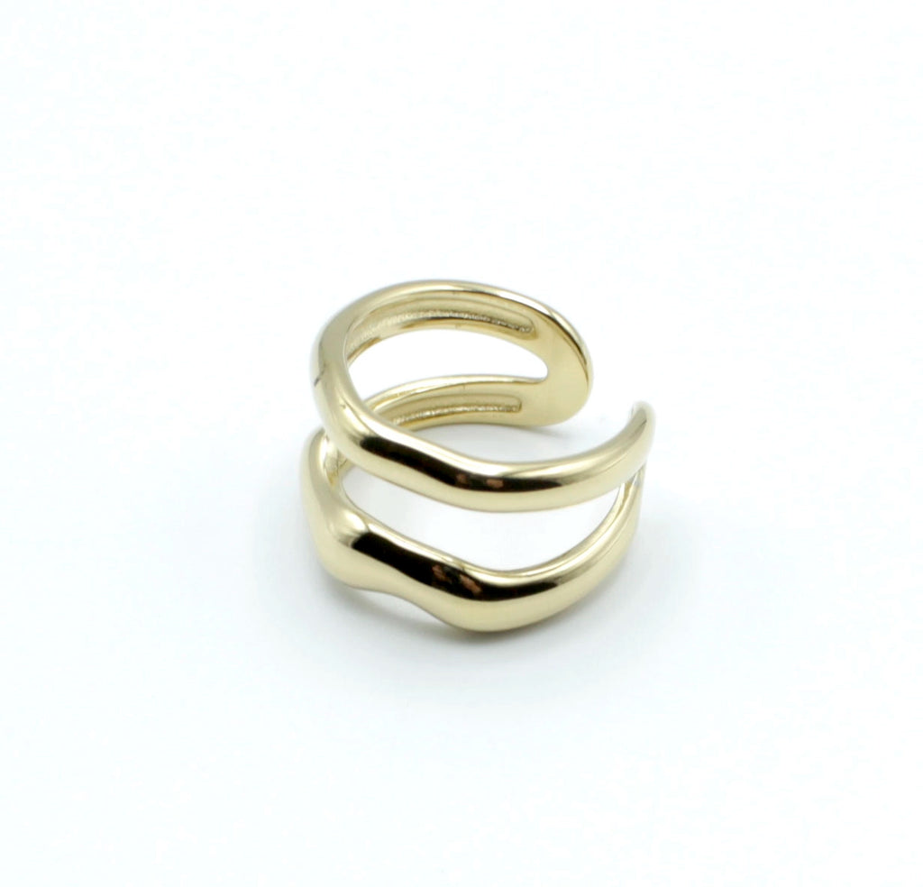 Anillo dorado de acero inoxidable con dos bandas onduladas paralelas, diseño moderno con acabado brillante, modelo Double Trouble.