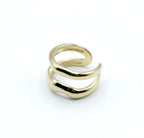 Anillo dorado de acero inoxidable con dos bandas onduladas paralelas, diseño moderno con acabado brillante, modelo Double Trouble.