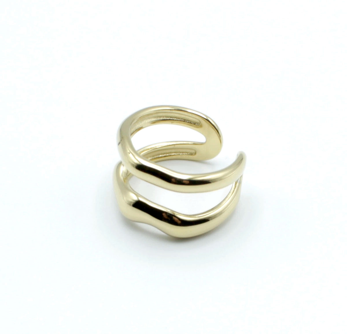 Anillo dorado de acero inoxidable con dos bandas onduladas paralelas, diseño moderno con acabado brillante, modelo Double Trouble.