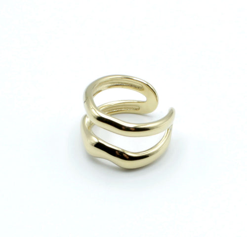 Anillo dorado de acero inoxidable con dos bandas onduladas paralelas, diseño moderno con acabado brillante, modelo Double Trouble.