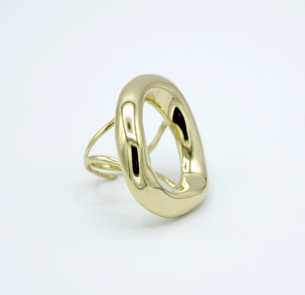 Anillo dorado de acero inoxidable con forma ovalada abierta ajustable y acabado espejo, diseño moderno y llamativo