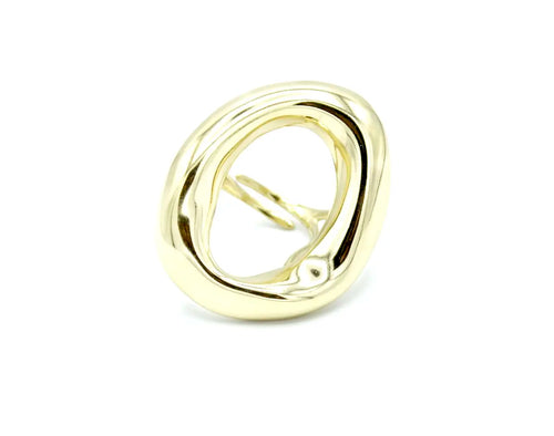 Joya dorada con forma orgánica hueca, anillo moderno de acero inoxidable visto desde un ángulo frontal con reflejo pulido. DELACABRA