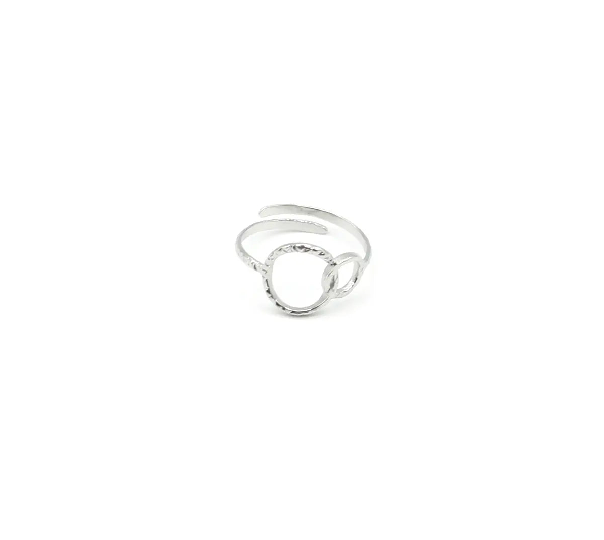 Anillo dorado de banda ancha con grabado de finas líneas verticales. Joyería hipoalergénica y waterproof DELACABRA.