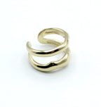 Anillo dorado de acero inoxidable con doble aro curvado en vista cenital, diseño minimalista, ajustable y con acabado brillante